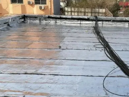 三江卫生间漏水维修公司分享下三江屋面楼顶防水刚性防水层施工要点。
